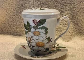 Kubek z przykrywką i podstawką. Białe kwiaty 300 ml Carmani Kubek z przykrywką i podstawką. Białe kwiaty 300 ml Carmani