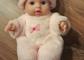 nowa lalka ze zdejmowaną czapką, wysokość 21 cm