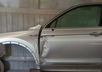 VW TIGUAN 2. 5NA DRZWI, BŁOTNIK. LA7W