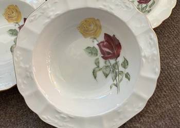 Miseczka z różami.  Biała porcelana z pasem złota przy krawędzi. Miseczka z różami.  Biała porcelana z pasem złota przy krawędzi.