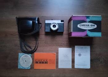 Kultowy radziecki aparat fotograficzny SMENA 8M z 1980 r. z dokumentami