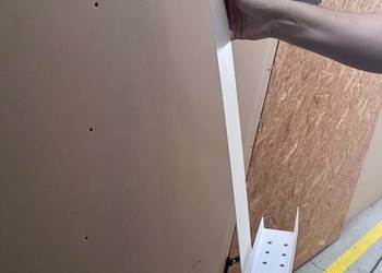 Syndyk sprzeda brodzik i półkę prysznicową