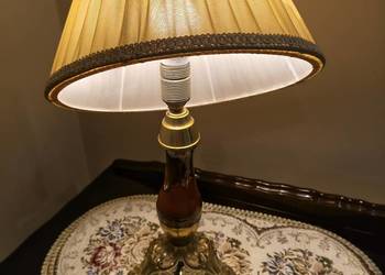 Piękna stara lampa na mosiężnej podstawie