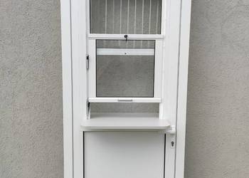 Drzwi aluminiowe z oknem podawczym pod wymiar do kuchni baru