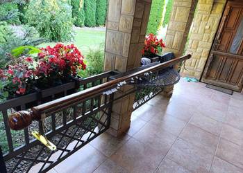 Karnisz dębowy stylowy.