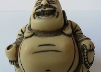 Śmiejący się szczęśliwy siedzący Budda - figurka z żywicy rzeźbiona ręcznie