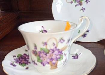 Fiołki. Filiżanka z talerzykiem . Syg. Rheinpfalz. Germany.   Biała porc