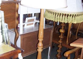 Lampa podłogowa z beżowym kloszem
