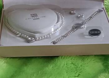 "AC COLLECTION" oraz zestaw biżuterii z perłami i zegarkiem.w kartonik