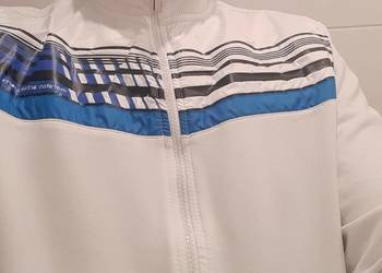 Biała bluza na zamek