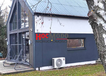 Nowoczesny dom z 2023 roku z antresolą.