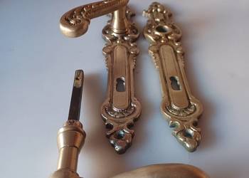 Piękne, stare, mosiężne szyldy I klamki.