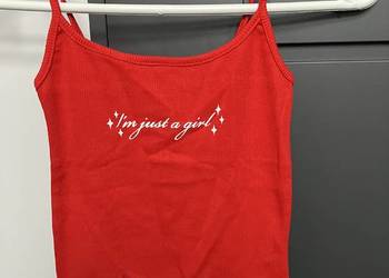 czerwony top na ramiączkach z napisem