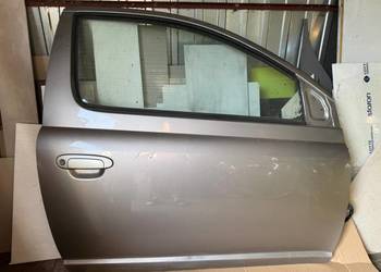 Komplet drzwi przednich Toyota Yaris 1 TS gen 3D kod lakieru 1D2 el. Szyby