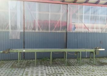 Podajnik taśmowy do maszyny
