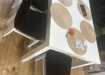 Stół z krzesłami do salonu