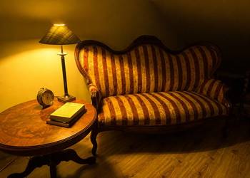 Stylowy komplet mebli klasycznych – sofa, stolik, lampa + zegar Veglia