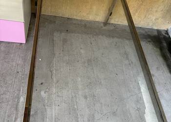Stół metalowy ze szklanym blatem – nowoczesny, chromowana rama