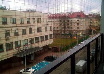 SIATKA PRZECIWKO PTAKOM montaż na balkonie Bez Wiercenia Warszawa Siatka