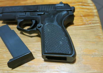 Plastikowa replika pistoletu OMEGA, numer fabryczny M649