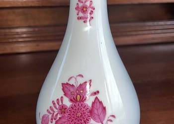 Wazon Herend. Biała porcelana z dekorami w biskupim kolorze