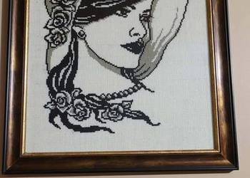 Obrazy ręcznie haftowane krzyżykowo z ramą szybą oraz obrazy malowane