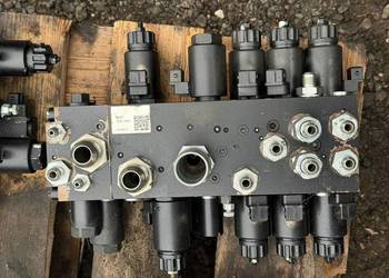 Rozdzielacz hydrauliczny na elektrozaworach AV 6477 8   619232