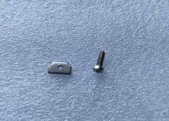 Śrubka z nakrętką mocująca zaczep z wózkiem do lok.BR 120 Piko H0