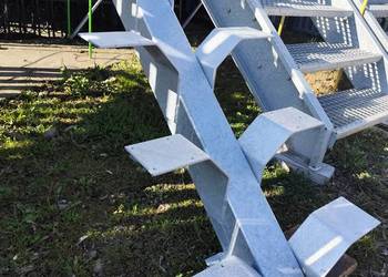 Schody drewniane, konstrukcja metalowa schodów