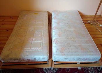 Łóżko na stelażu z materacem