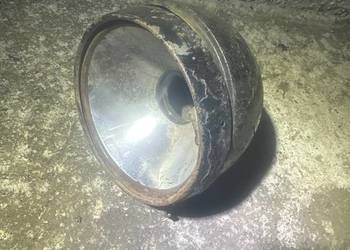 Metalowa obudowę i odblask reflektora zabytkową lampę przednią motocyklową