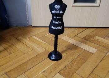 Stojak na biżuterię tors kobiety