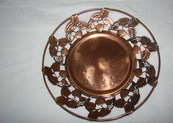 talerz ozdobny z miedzi wzór poziomki PRL