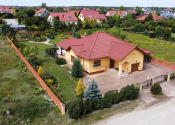 Elegancki dom parterowy na osiedlu Piaski.