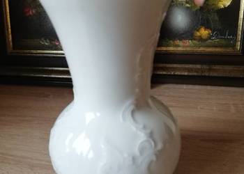 Biały porcelanowy wazonik