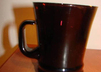 szklanka z uchem - czerwone szkło