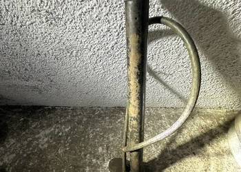 Stacjonarną metalową pompkę ręczną (słupkową)