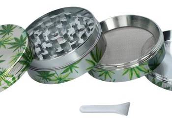 Srebrny Crusher Młynek do Tytoniu Grinder Metalowy z Zielonymi Listkami