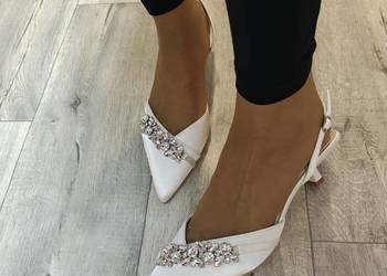 (43) Kremowe, bogato zdobione czółenka wieczorowe z odkrytą piętą, NOWE