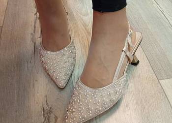 (40) Złote, bogato zdobione czółenka wieczorowe z odkrytą piętą, Nowe