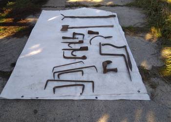 Różne stare rzeczy, kowadło szewskie, sierp, siekiera, bosak, imadło, korb