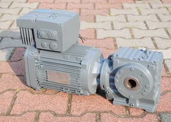 Motoreduktor kątowy 0.3/1.5kw. 20-98obr. firmy SEW. FALOWNIK
