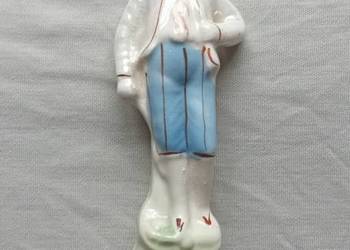 Porcelanowa figurka - chłopak w kapeluszu, strój z XIX w. Nie sygnowana.