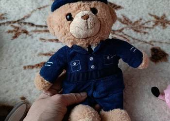 pluszowy miś firmy Keel Toys, przedstawiający londyńskiego policjanta. 