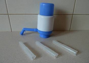 URVE - firmowa pompka-syfon do wody butelkowanej.