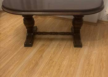 Solidny niski stół / duża ława z litego drewna – nogi tłoczone