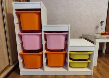 Regał Ikea trofast z pojemnikami