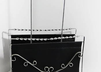 Elegancki stojak na gazety – niklowany z drewnianym uchwytem i skórzanymi p