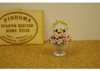 Miniaturowy koszyczek porcelanowy z kwiatami 3D – dekoracyjna figurka porce