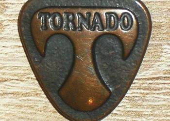 Przypinka, znaczek, miedziany emblemat "T" TORNADO.